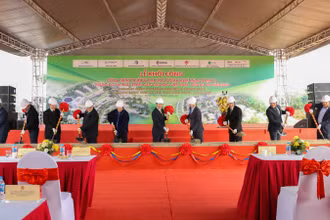 Các đại biểu thực hiện nghi thức khởi công công trình Trường đại học Công nghệ (Đại học Quốc gia Hà Nội).