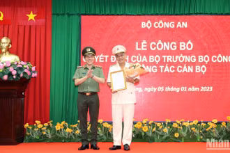 Thứ trưởng Công an Lương Tam Quang trao Quyết định bổ nhiệm Đại tá Bùi Quốc Khánh giữ chức Giám đốc Công an tỉnh Sóc Trăng.