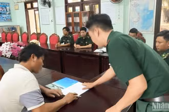 Bộ đội Biên phòng Quảng Ngãi xử phạt vi phạm hành chính ngư dân Võ Văn Tân (ở xã Nghĩa An, thành phố Quảng Ngãi), thuyền trưởng tàu cá QNg 92295 TS số tiền 125 triệu đồng về hành vi sử dụng tàu cá vượt ranh giới được phép khai thác thủy sản trên biển.