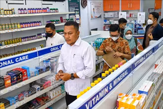 Cảnh sát kiểm tra thuốc siro ho tại một hiệu thuốc ở Banda Aceh, Indonesia, ngày 24/10/2022. (Ảnh tư liệu: AFP/TTXVN)
