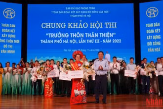 Phó Bí thư Thành ủy Hà Nội Nguyễn Văn Phong trao giải Nhất cho bà Nguyễn Thu Hà.