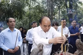 Chủ tịch nước dâng hương tại Khu di tích Quốc gia đặc biệt Tân Trào. (Ảnh: TTXVN)