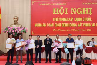  Lãnh đạo Bộ Nông nghiệp và Phát triển nông thôn trao giấy chứng nhận vùng an toàn dịch bệnh đối với bệnh cúm gia cầm Newcastle cho 6 huyện, thị xã, thành phố của Bình Phước.