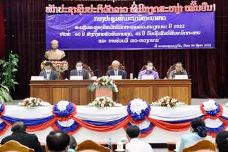 Đồng chí Khamphanh Pheuyavong (giữa), Bí thư Trung ương Đảng, Trưởng Ban Tuyên huấn Trung ương, Chủ tịch Hội đồng lý luận Trung ương Đảng Nhân dân Cách mạng Lào chủ trì Hội thảo. (Ảnh: Trịnh Dũng)