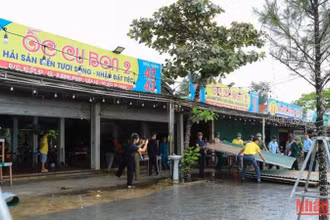 Phường Thu Thủy huy động các lực lượng tham gia hỗ trợ tháo dỡ các ki-ốt.
