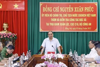 Chủ tịch nước Nguyễn Xuân Phúc làm việc với Ban Giám thị Trại giam Xuân Lộc. (Ảnh: TTXVN)