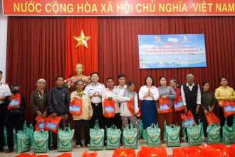 Lữ đoàn 162 phối hợp các đơn vị tài trợ và chính quyền địa phương tặng quà các gia đình chính sách tại xã Sơn Lâm, huyện Khánh Sơn, tỉnh Khánh Hòa.