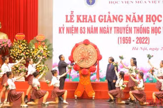 Quyền Giám đốc Học viện Múa Việt Nam Trần Văn Hải đánh trống khai giảng năm học mới.