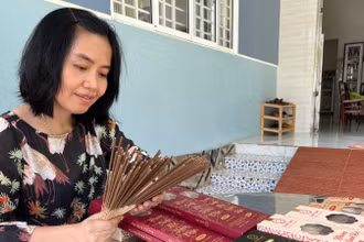 Cô giáo Ngô Song Đào với sản phẩm nhang sinh học thân thiện môi trường của mình.