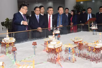 Thủ tướng Phạm Minh Chính tham quan các mô hình về hoạt động khai thác dầu khí. (Ảnh: Trần Hải)