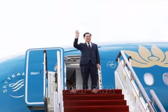 Chủ tịch Quốc hội Vương Đình Huệ đến Sân bay quốc tế Trường Thủy Côn Minh. (Ảnh: TTXVN)