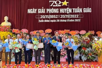 Đồng chí Lê Thành Đô, Chủ tịch UBND tỉnh Điện Biên trao Bằng khen tặng các cá nhân có nhiều đóng góp xây dựng huyện Tuần Giáo.