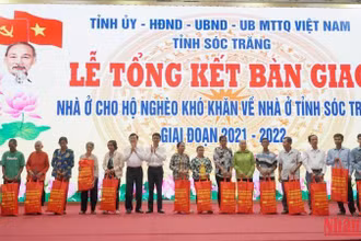 Nguyên Chủ tịch nước Trương Tấn Sang và Bí thư Tỉnh ủy Lâm Văn Mẫn tặng quà Tết cho hộ nghèo.