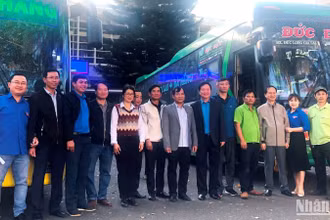 Chuyến xe nghĩa tình miễn phí đưa công nhân, lao động nghèo về quê đón Tết.