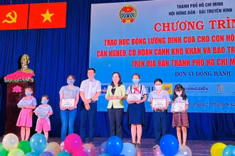Các em học sinh nhận bảo trợ của Quỹ “Vì tầm vóc Việt”.