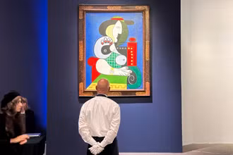 Bức tranh "Femme à la montre" năm 1932 của Pablo Picasso được trưng bày tại cuộc đấu giá của Sotheby's, ở Thành phố New York, Mỹ, ngày 8/11. (Ảnh: REUTERS)