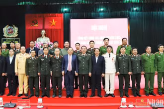 Thứ trưởng Trần Quốc Tỏ (giữa) và lãnh đạo tỉnh Hoà Bình chụp ảnh cùng cán bộ Công an tỉnh.