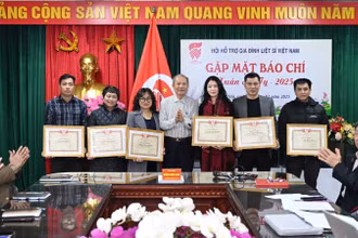Trao Bằng khen cho cán bộ, phóng viên các cơ quan báo chí.