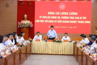 Đồng chí Lương Cường, Ủy viên Bộ Chính trị, Thường trực Ban Bí thư phát biểu tại buổi làm việc.