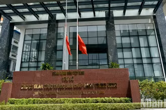 Nhiều trụ sở tại Thành phố Hồ Chí Minh treo cờ rủ trong ngày đầu Quốc tang nguyên Chủ tịch Đảng Nhân dân Cách mạng Lào, nguyên Chủ tịch nước Cộng hòa Dân chủ Nhân dân Lào Khamtay Siphandone. 