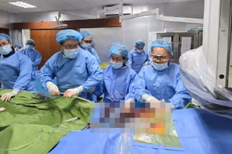 Các bác sĩ khoa Tim mạch-Lồng ngực, Bệnh viện Thống Nhất quyết định áp dụng phương pháp thay van động mạch chủ qua da.