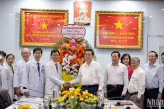 Đồng chí Nguyễn Trọng Nghĩa, Bí thư Trung ương Đảng, Trưởng Ban Tuyên giáo Trung ương biểu dương những nỗ lực của các cán bộ, y, bác sĩ tại Bệnh viện Chợ Rẫy.