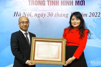 Đại diện Công ty TNHH AstraZeneca Việt Nam (phải) nhận Bằng khen của Thủ tướng Chính phủ. (Ảnh: Công ty cung cấp).