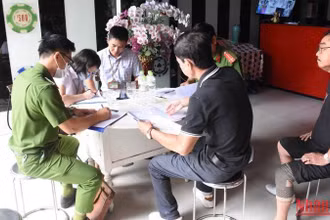 Công an quận Thanh Khê và các đơn vị chức năng kiểm tra tại Cơ sở kinh doanh Karaoke Camel (phường Thanh Khê Đông, quận Thanh Khê).