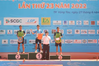 Trao giải Nhất, Nhì, Ba cho các vận động viên nam hệ đội tuyển.