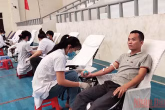 Đông đảo cán bộ, chiến sĩ, người lao động và nhân dân thành phố Tuy Hòa tham gia hiến máu hưởng ứng Chương trình Hành trình Đỏ năm 2022.