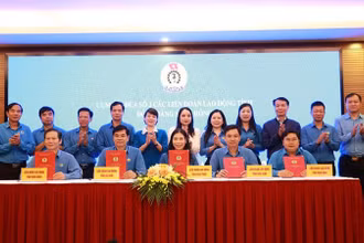 Lãnh đạo Liên đoàn lao động các tỉnh Cụm thi đua số 3 khu vực đồng bằng sông Hồng ký kết giao ước thi đua năm 2025.