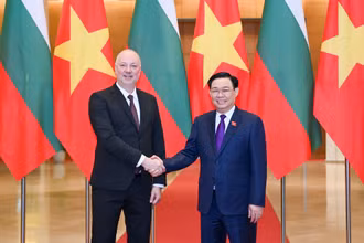 Chủ tịch Quốc hội Vương Đình Huệ và Chủ tịch Quốc hội nước Cộng hòa Bulgaria Rossen Dimitrov Jeliazkov tại lễ đón.