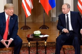 Tổng thống Nga Vladimir Putin (phải) và Tổng thống Mỹ Donald Trump tại cuộc gặp ở Helsinki (Phần Lan), hồi tháng 7/2018. (Ảnh: THX/TTXVN)
