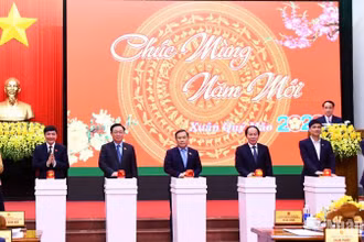 Chủ tịch Quốc hội Vương Đình Huệ và các đại biểu bấm nút khởi công xây dựng công trình cầu Nhật Lệ 3. 