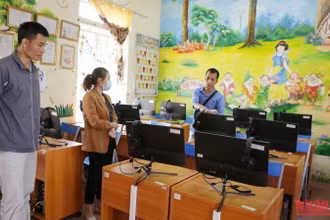 Phòng học Tin học mới được đầu tư của trường Liên cấp Xà Dề Phìn ở điểm trường Trung tâm có 21 máy tính không đáp ứng đủ nhu cầu dạy và học.