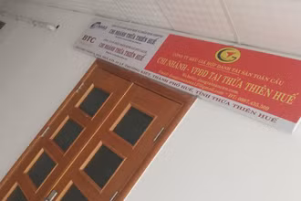 Văn phòng đại diện Công ty đấu giá hợp danh trực tuyến Toàn Cầu tại địa chỉ tầng 5 nhà số 24 đường Lý Thường Kiệt, Thừa Thiên Huế để biển không có chữ “trực tuyến”, dễ gây nhầm lẫn với Công ty đấu giá hợp danh Toàn Cầu có trụ sở tại Hà Nội.