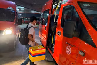 Người dân được trung chuyển miễn phí khi đến Bến xe Miền Đông mới để đi lại.