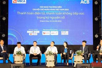 Đại biểu thảo luận các giải pháp khuyến khích người dân sử dụng thẻ, ngân hàng điện tử trong các giao dịch thanh toán. (Ảnh: PHONG NGUYÊN)