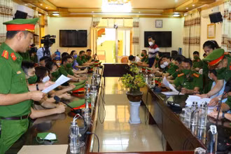 Cơ quan Cảnh sát điều tra, Công an tỉnh Nam Định tống đạt các quyết định khởi tố bị can, bắt tạm giam đối với 5 cán bộ CDC tỉnh hồi cuối tháng 4/2022.