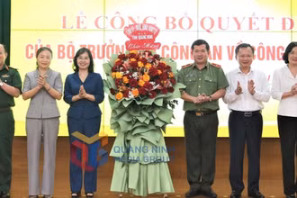 Lãnh đạo Tỉnh ủy, HĐND, UBND tỉnh tặng hoa chúc mừng đồng chí Thiếu tướng Đinh Văn Nơi, Cục trưởng Cục An ninh chính trị nội bộ, Bộ Công an. 