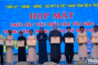 Lãnh đạo tỉnh trao bằng khen cho các cá nhân có nhiều đóng góp tích cực trong xây dựng khối đoàn kết dân tộc.