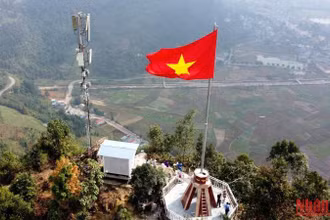 Cờ Tổ quốc tung bay trên đỉnh núi Cô Tiên, thị trấn Mường Khương (Lào Cai), khu vực biên giới Việt- Trung.