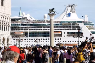 Tình trạng quá tải du lịch, tác động của biến đổi khí hậu có thể khiến Venice bị đưa vào danh sách di sản thế giới gặp nguy hiểm của UNESCO. (Ảnh: Reuters)
