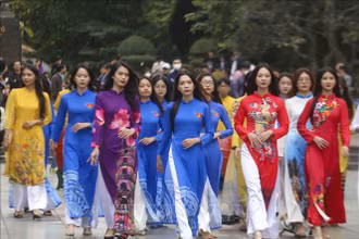 Các sinh viên tham gia đồng diễn áo dài. 