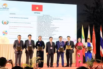 Thứ trưởng Văn hóa, Thể thao và Du lịch Đoàn Văn Việt cùng đại diện các địa phương, đơn vị Việt Nam nhận Giải thưởng Du lịch ASEAN 2022. (Ảnh: Tổng cục Du lịch) 