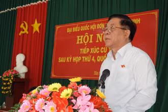Đồng chí Nguyễn Trọng Nghĩa phát biểu tại hội nghị.