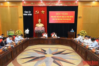 Đồng chí Lê Quốc Minh, Ủy viên Trung ương Đảng, Tổng Biên tập Báo Nhân Dân, Phó trưởng Ban Tuyên giáo Trung ương, Chủ tịch Hội Nhà báo Việt Nam và đoàn công tác Báo Nhân Dân làm việc tại tỉnh Ninh Bình. (Ảnh: THÀNH ĐẠT)