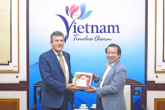 Phó Tổng cục trưởng Tổng cục Du lịch Hà Văn Siêu trao quà lưu niệm cho ông Xavier Simonet, Giám đốc điều hành Austrade. (Ảnh: Tổng cục Du lịch) 