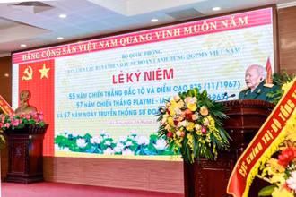 Thiếu tướng Huỳnh Đắc Hương, nguyên Chính ủy đầu tiên Sư đoàn 1 Anh hùng, phát biểu tại lễ kỷ niệm.