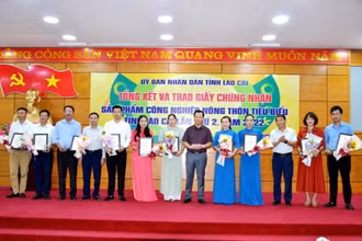 Lãnh đạo Ủy ban nhân dân tỉnh Lào Cai trao Giấy chứng nhận sản phẩm công nghiệp nông thôn tiêu biểu năm 2022 cho các đơn vị sản xuất, kinh doanh trên địa bàn.